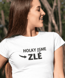 Vystižný nápis na tričku holky, ideální pro trendy outfity a módní doplňky.