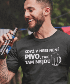 Muž s úsměvem drží láhev piva na venkovní akci, pohoda a radost.