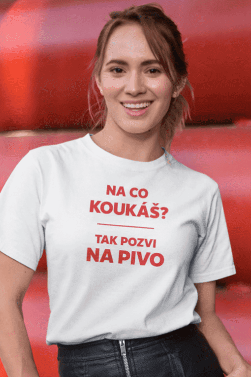 Otisk: Dívka v tričku “Na co koukáš?” s textem “Tak pozvi na pivo”.