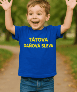 Chlapec v modrém tričku s textem Tátova daňová sleva, usmívající se v přírodě. Ideální pro rodinnou ekonomii a daňové tipy.