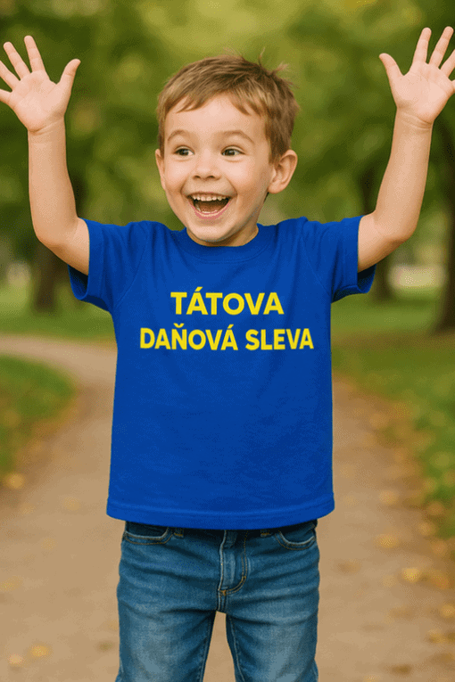 Chlapec v modrém tričku s textem Tátova daňová sleva, usmívající se v přírodě. Ideální pro rodinnou ekonomii a daňové tipy.