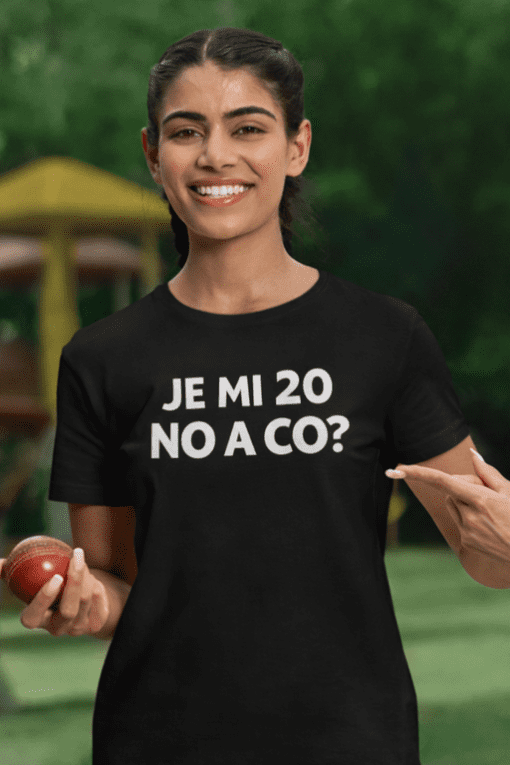 Mladá žena ukazuje na tričko s vtipným nápisem, je štíhlá, usmívá se, v pozadí zelené prostředí.