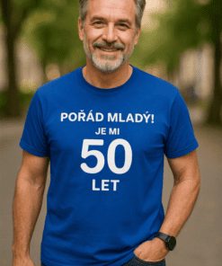 Příjemný muž oslavující 50. narozeniny v outdoor prostředí.