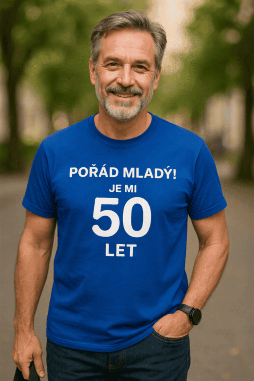 Příjemný muž oslavující 50. narozeniny v outdoor prostředí.