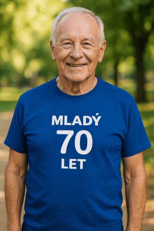 Muž v modrém tričku s nápisem Mladý 70 let, pěkné prostředí v přírodě.