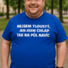 Alternativní text: Muž s tričkem v parku, nápis v češtině o váze a humoru.