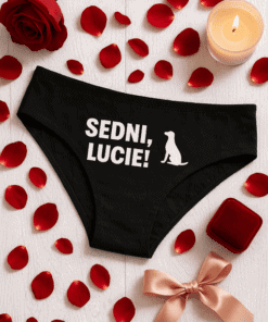 Vtipné dámské kalhotky s nápisem "Sedni, Lucie!" a obrázkem psa pro přátelské dámy.