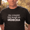Originální trik s potiskem na tričku pro muže s nápisem o mladé na dědečka. Ideální dárek pro dědečka. Kvalitní materiál a moderní design.