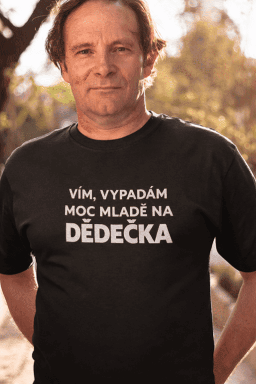Originální trik s potiskem na tričku pro muže s nápisem o mladé na dědečka. Ideální dárek pro dědečka. Kvalitní materiál a moderní design.