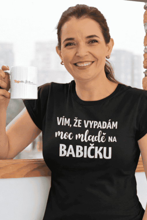 Žena s tričkem a šálkem od Top-tricka.cz, módní a vtipný dárek, osobní styl.