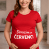 Žena s těhotenským bříškem nosí tričko s nápisem o doručení do ČERVENCI, v domácím prostředí, spokojená a šťastná.