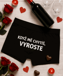 Vánoční dekorace, svíčky a růžové květiny pro romantickou atmosféru.