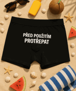 Stylové boxerky s nápisem "PŘED POUŽITÍM PROTŘEPAT" pro pohodlí a zábavu. Ideální dárek nebo originální doplněk.