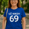 Žena v modrém tričku s nápisem "Už nikdy 69" a modrou čepicí, symbol odhodlání a motivace.