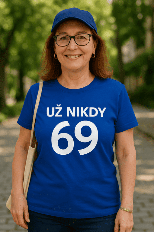 Žena v modrém tričku s nápisem "Už nikdy 69" a modrou čepicí, symbol odhodlání a motivace.