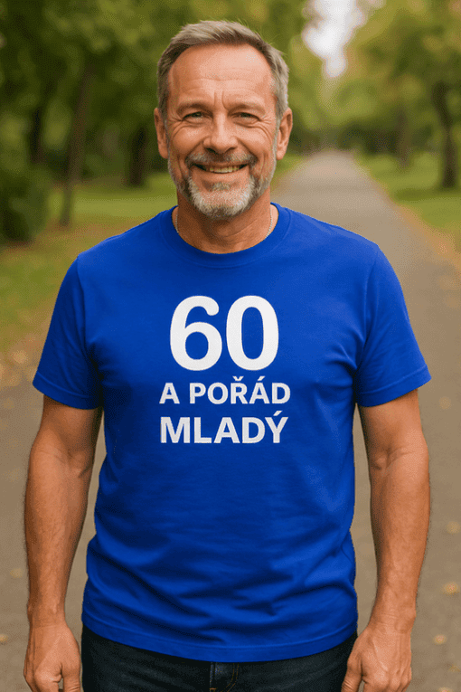 Muži v modrém tričku s nápisem „60 a pořád mladý“ na procházce v parku.
