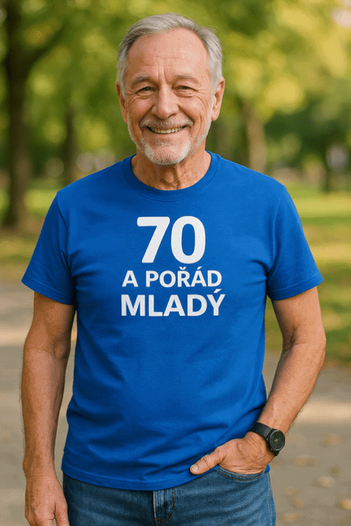 Starší muž s úsměvem v parku, sportovní oblečení a pozitivní energie.