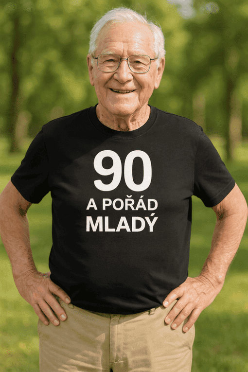 Legendární muž s tričkem "90 a pořád mladý".