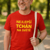 Pán s tričkem "Nejlepší Tchán na světě" v parku, ideální dárek pro tchána, česká kvalita.