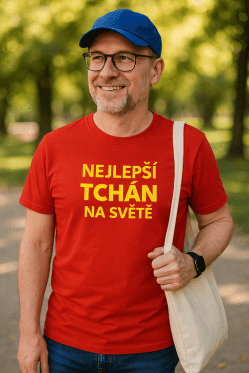 Pán s tričkem "Nejlepší Tchán na světě" v parku, ideální dárek pro tchána, česká kvalita.