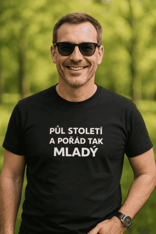 Pán v tričku s textem, outdoorová scenérie, styl pro moderní muže.