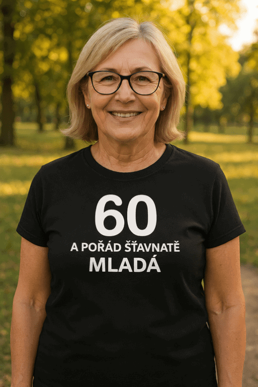 Žena v tričku s nápisem "60 a pořád štíhlavá mladá", módní a inspirativní vizuál.
