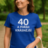 Tričko pro ženy s potiskem "40 A POŘÁD KRÁSNĚJŠÍ" v modré barvě, ideální dámský doplněk na oslavu čtyřicítky.