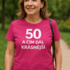 Dámské tričko s potiskem 50 a dál krásnější, ideální pro slavnostní i každodenní příležitosti.