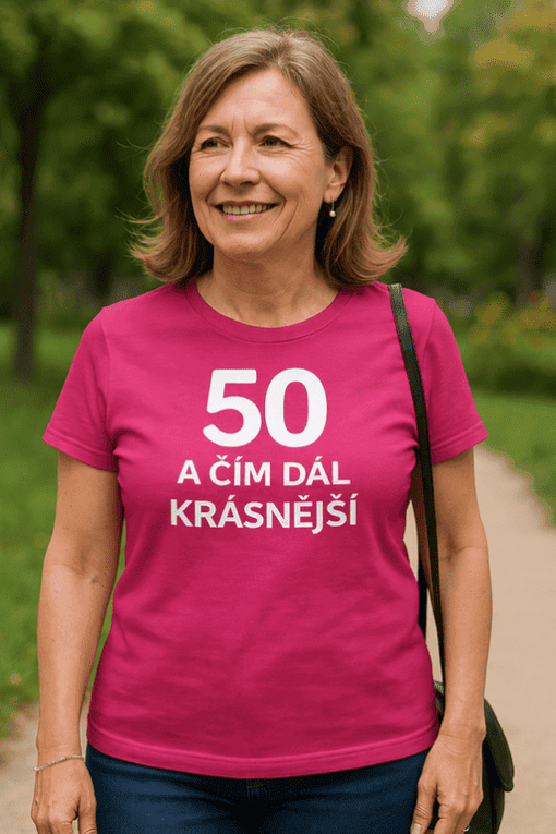 Dámské tričko s potiskem 50 a dál krásnější, ideální pro slavnostní i každodenní příležitosti.