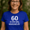 Žena v modrém tričku s nápisem 60 a čím dál krásnější, zdravější vzhled po 60. roce života.