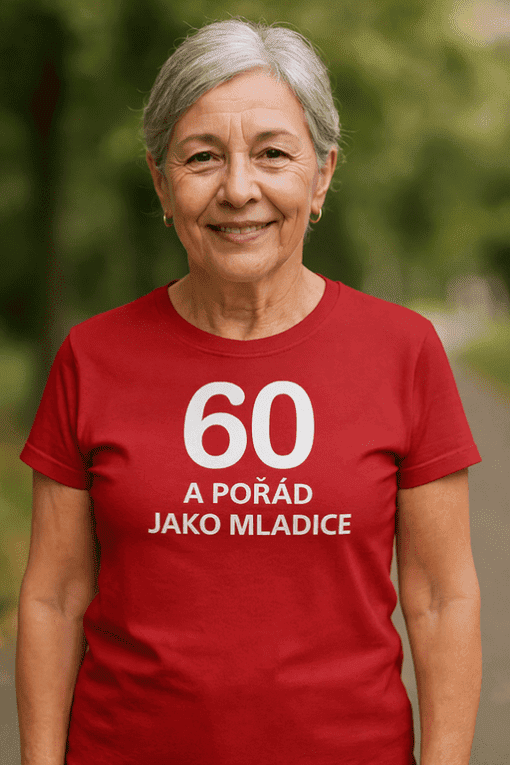 Žena ve věku 60 let s úsměvem v přírodním prostředí.