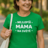 Žena v tričku s nápisem Nejlepší máma na světě, ideální dárek pro maminku.