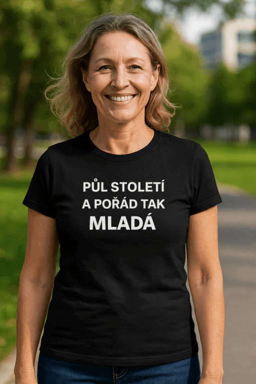 Žena s úsměvem v parku, propagace optických služeb, moderní a trendy optika.