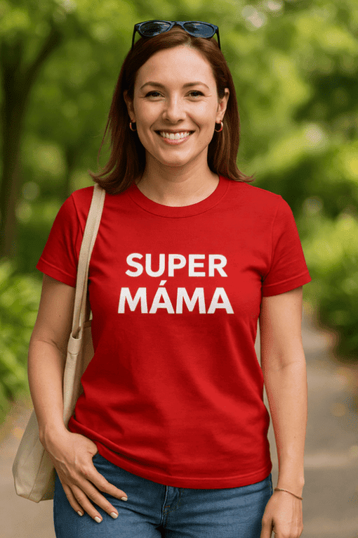 Ženská s tričkem Super Máma v přírodním prostředí, radostná a sebevědomá, ideální pro rodinné aktivity.