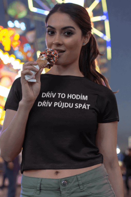 Kočka s ekluzivní hračkou na karnevale.