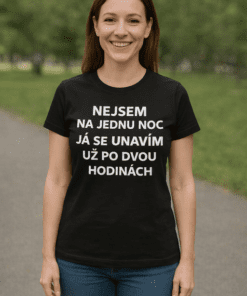 Ospalá žena s tričkem s nápisem o únavě, venkovní prostředí, relaxace a odpočinek.