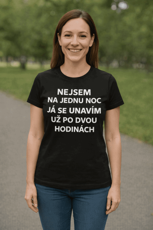 Ospalá žena s tričkem s nápisem o únavě, venkovní prostředí, relaxace a odpočinek.