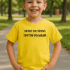 Dítě v žlutém tričku s vtipným nápisem v parku, radostná atmosféra.