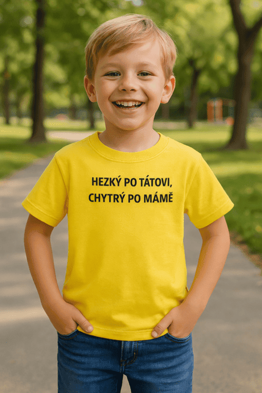 Dítě v žlutém tričku s vtipným nápisem v parku, radostná atmosféra.
