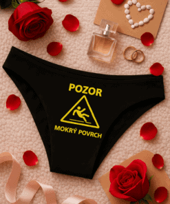 Opatrnost na mokrém povrchu, varování symbol a text.