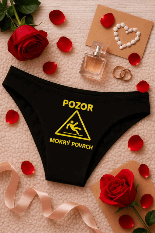 Opatrnost na mokrém povrchu, varování symbol a text.