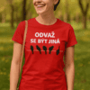 Odvaha se být jiná, pohodlné červené tričko s nápisem a ptáky, ideální pro volný čas a každodenní styl.