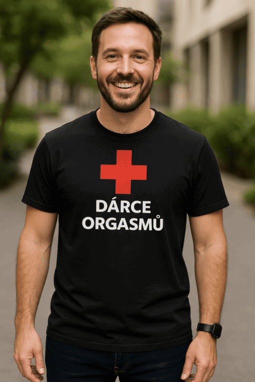 Fotografie šťastného muže v tričku s nápisem DÁRCE ORGASMŮ na venkovní ulici, klidná atmosféra, moderní styl.