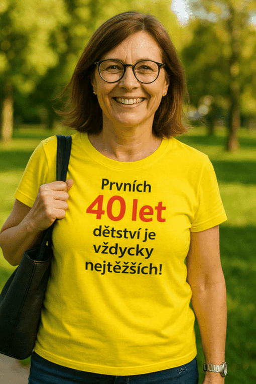 Žena s žlutým tričkem na procházce v parku.