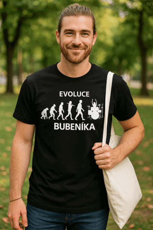 Alternativa text: Muž s tričkem s nápisem evoluce a bublina, v parku, přátelský výraz.