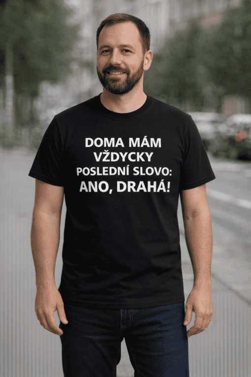 Veselé tričko s nápisem o domácím životě, vhodné pro milovníky humoru a pohodlí.