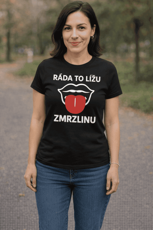 Vtipné tričko s červeným jazykem a nápisem.