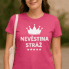 Žena v růžové tričko s nápisem "Nevěsta stráž" a korunou, ideální pro svatební události.