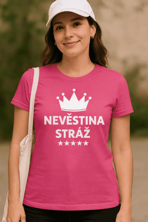 Žena v růžové tričko s nápisem "Nevěsta stráž" a korunou, ideální pro svatební události.