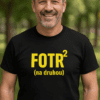 Silný muž v tričku FOTR na druhou v přírodě.